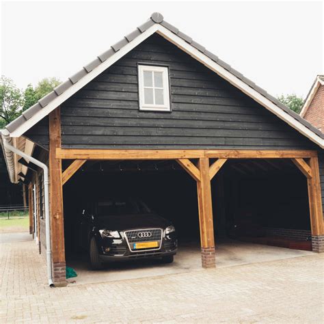 houten zwarte schuurt met overkapping parkeerplek   houten schuur schuur huis