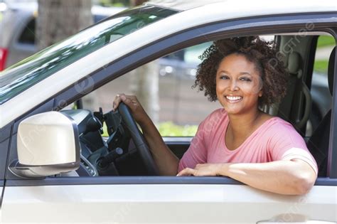 美麗的年輕混血黑人非裔美國女性駕駛汽車背景圖桌布圖片免費下載 Pngtree