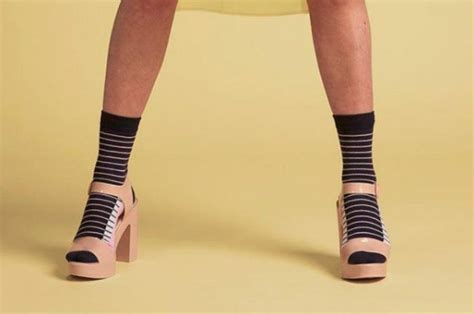 chaise longue bende stoffelijk overschot sokken met sandalen print terughoudendheid