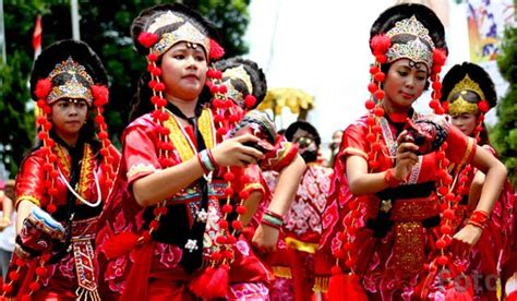 asyik tari topeng kelana meriahkan pesta rakyat bogor street festival