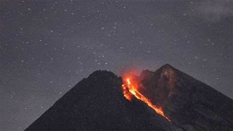 Lava Streams From Indonesias Mount Merapi In New Eruption Arab News