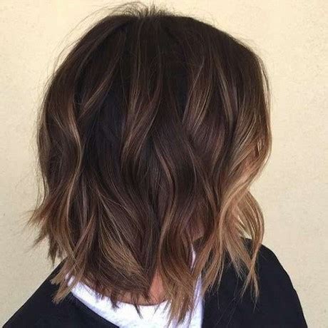 Si può decolorare le ciocche selezionate o tingerle con le tonalità più scure della stessa scala (fredda o calda);; Colpi di luce sui capelli castani