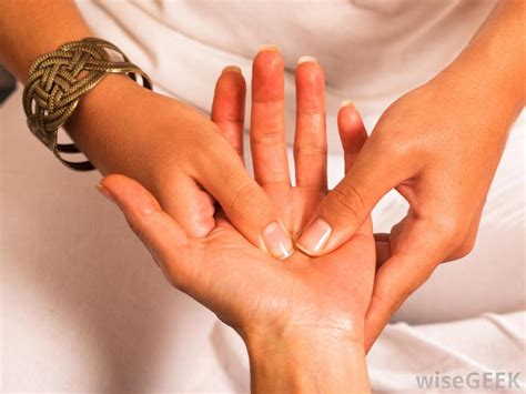 what is the difference between reflexology and acupressure