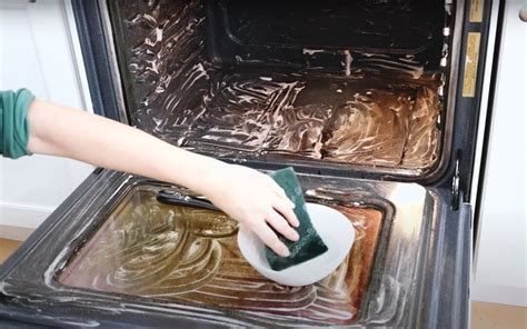 cleaning  oven  baking soda  vinegar maid agency