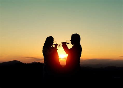 couple drinking wine at sunset knoxville beverage