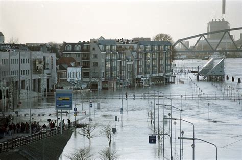 prideprejudice overstroming nederland  dijkwerkers sinds  veranderde de dijk maar