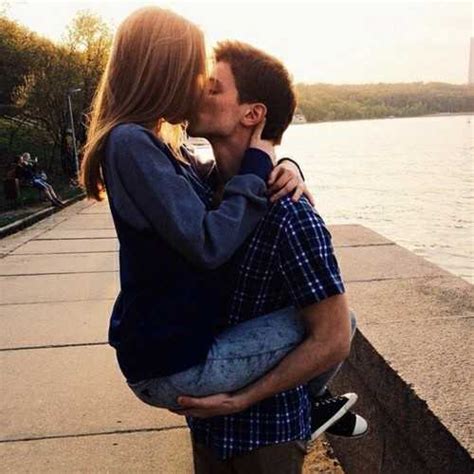 Фото девушки и парня целуются Ой