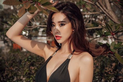 Korean Swimsuit Model Has A Figure So Curvy It S Making Her Famous