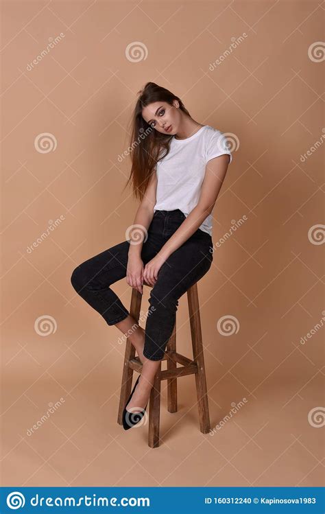 Girl Brunette Sits On A High Bar Stool Fotografia Stock Immagine Di