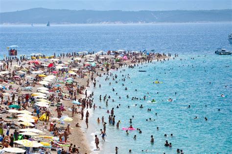 toeristen strand bol eiland kroatie  redactionele afbeelding afbeelding bestaande uit