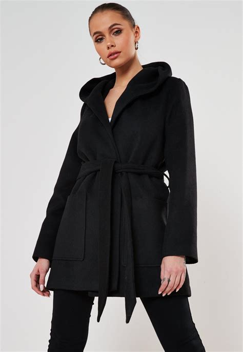 mantel in schwarz mit kapuze und gürtel missguided