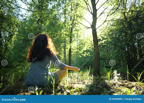 Het Mediteren Van De Vrouw In Bos Stock Afbeelding Image Of Gelukkig