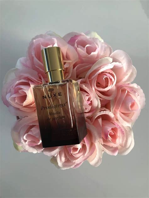 beauty nuxe absolu de parfum reve de miel famous swiss fashion  beauty blogger