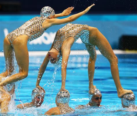 London 2012 Synchronised Swimmers Bring Beauty To The