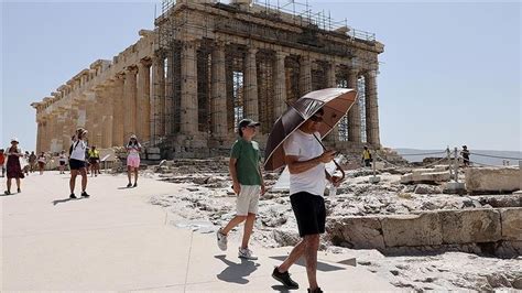 greece plans  limit number  visitors  acropolis