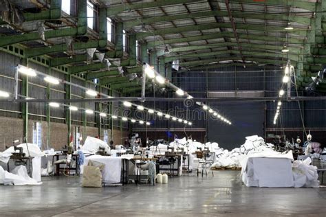 kleermaker die bij een fabriek werkt stock foto image  hand fabriek