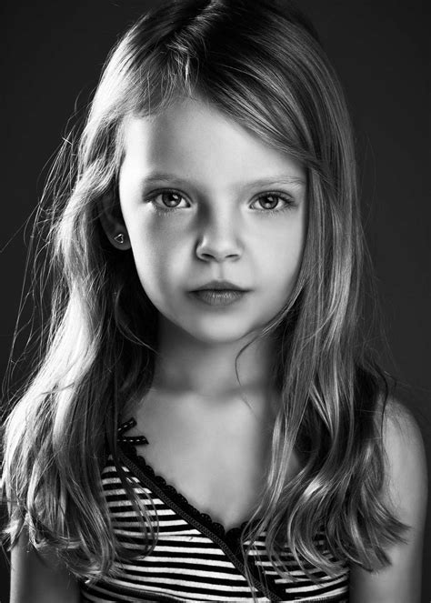 portretfoto van een meisje  zwart wit lara bommartini photography