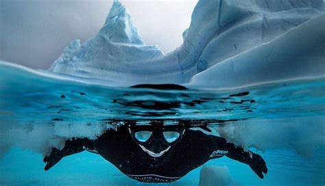 صور غواص فرنسي يسبح في مياه القطب الجنوبي