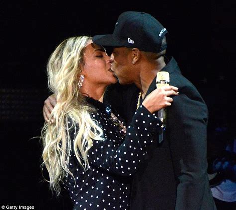beyonce and jay z kiss on stage after performing in