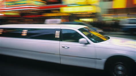 Rich Manhattanites Are Paying Limo Drivers To Chauffeur