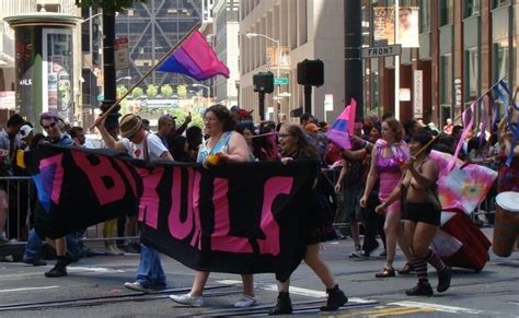 rassemblement à paris pour la journée internationale de la bisexualité