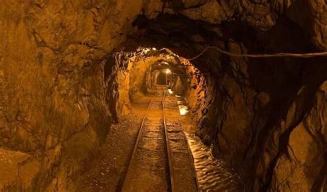 sud africa  minatori intrappolati  una miniera illegale rete news