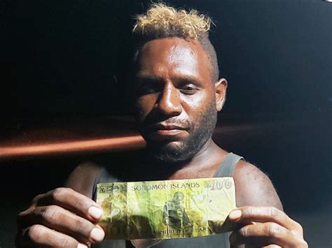 coconut vendor fall victim  fake  bank note solomon star news