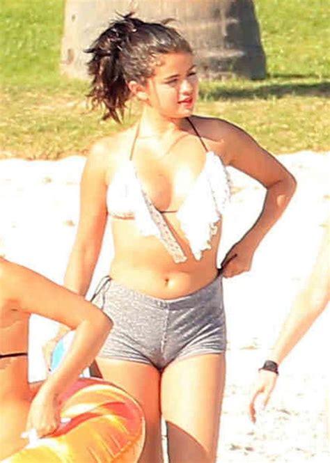 selena gomez camel toe in bikini top and tight shorts at a beach in mexico kanoni 2 kanoni net