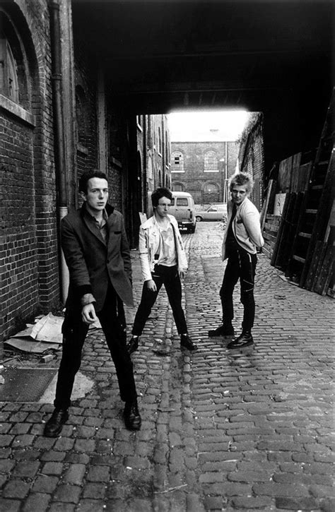 the clash april 1977 mick is missing saw this their first tour in boston in 1977 at the