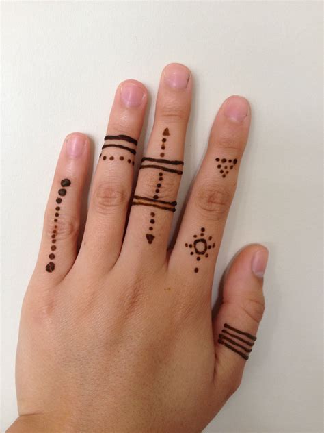 easy henna finger design