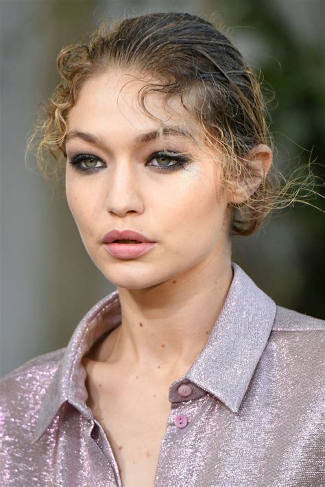 Gigi Hadid Has World S Worst Wardrobe Malfunction Solves It With A