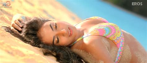 Sonal Chauhan Bikini Scene Pictures 3g