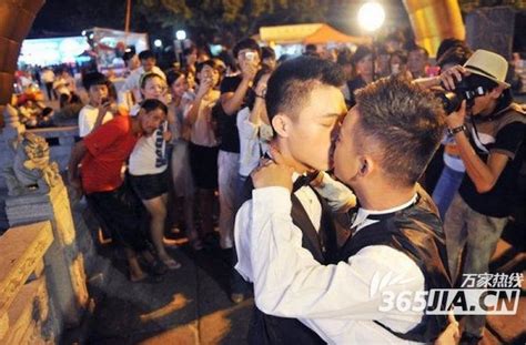 in cina si celebra mediaticamente il primo matrimonio gay