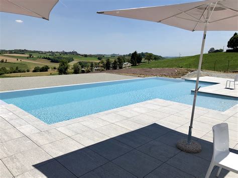 Sfioro a griglia, taglio lama, piscine bordo a sfioro nascosto e a cascata. piscina a sfioro con cascata infinity e spiaggia di accesso - aePiscine