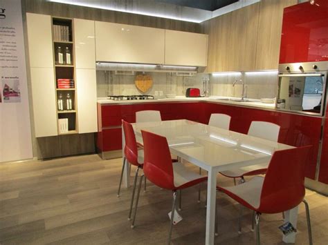 Scopri tutte le nostre cucine moderne con i migliori prezzi: Cucina Veneta cucine moderna ad angolo rossa in laccata Like go