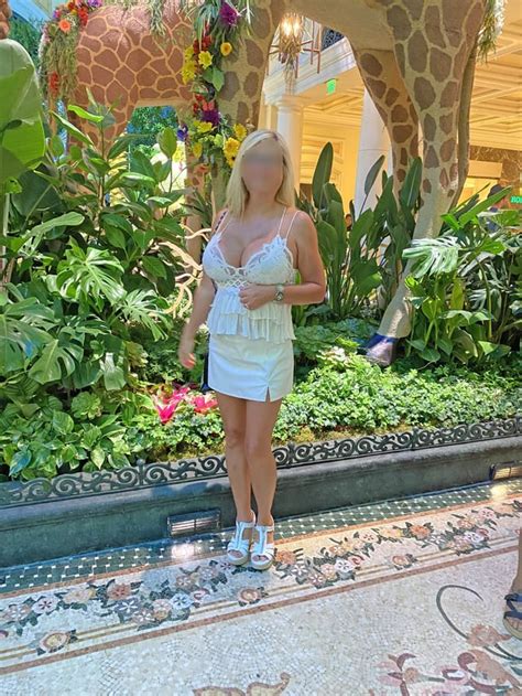 hot milf with huge tits at the bellagio in vegas r cougars and milfs sfw