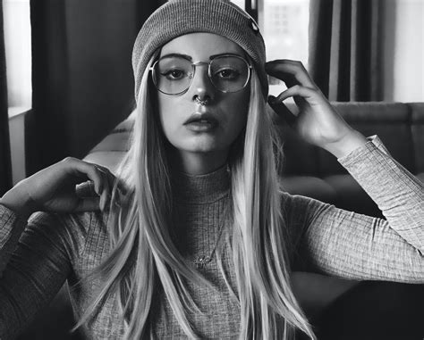 Blonde Girl Eyeglasses Wallpapers Wallpaper Cave