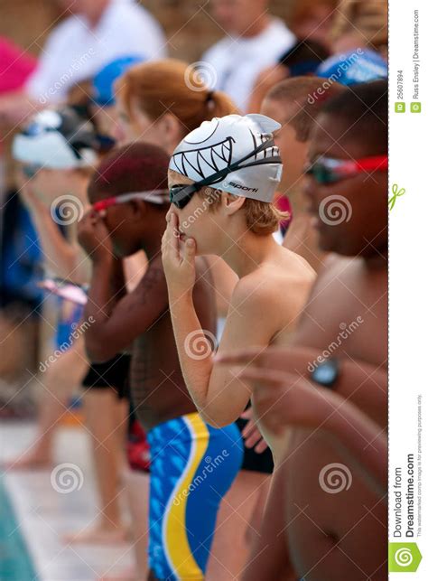 de zwemmers van de jongen worden bereid om de race van het relais te zwemmen redactionele stock