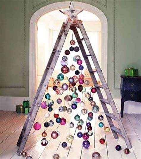 Dal riciclo dei bicchieri di plastica, ad esempio, puoi realizzare una lampada. Alberi di Natale fai da te - LEITV