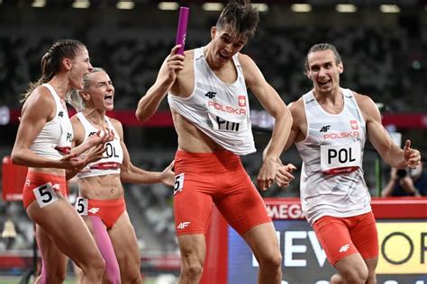 olympics poland wins first 4x400 mixed relay
