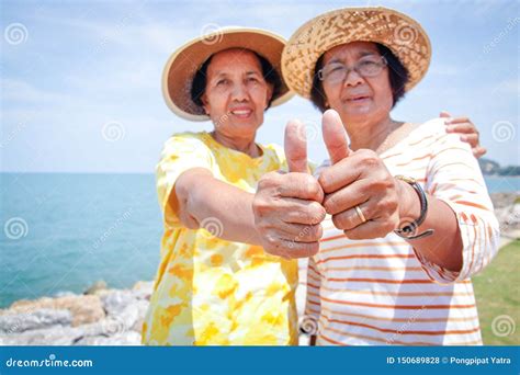 twee bejaarden zijn vrienden stock foto image  kletsen azie