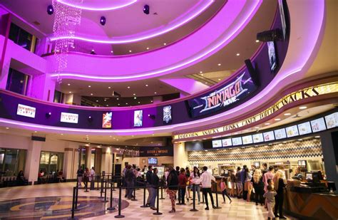 Cineworld To Buy Regal In 3 6 Billion Movie Theater Deal Wsj