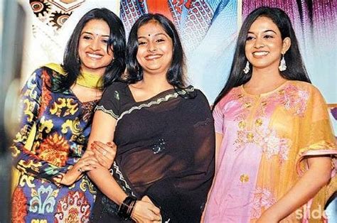 news remya nambeesan in saree hot navel show