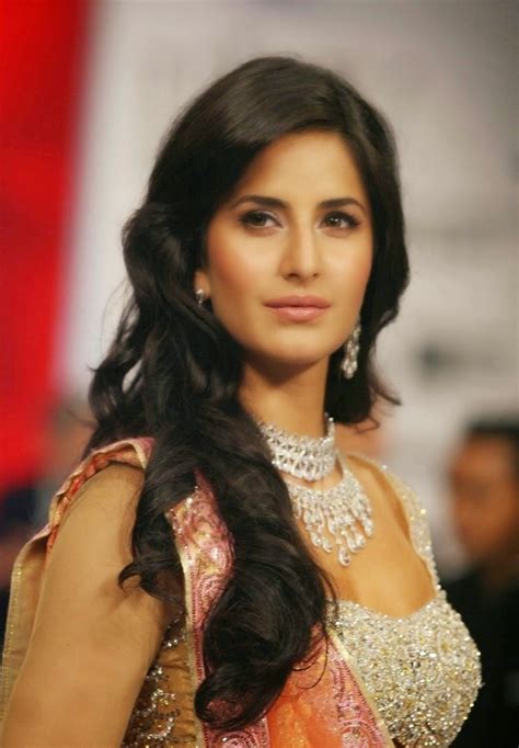 katrina kaif sexiest navel and cleavage show as she walks