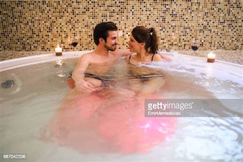 couple bathtub photos et images de collection getty images