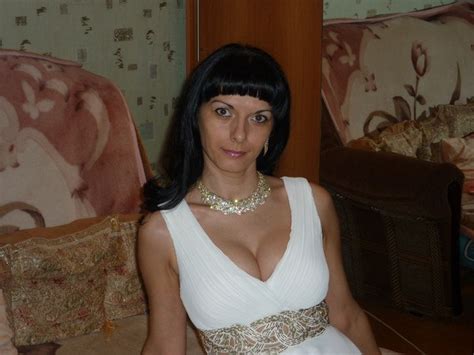vkdamochki portrait of amateur brunette at home