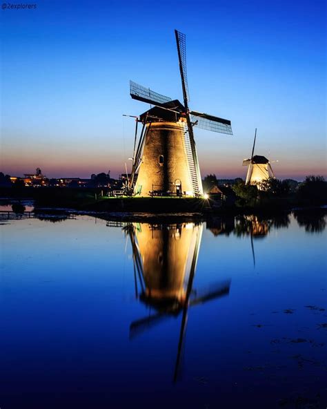 The Windmills At Night At Kinderdijk Netherlands It S Easy To Fall In