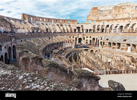 innenraum des kolosseum iconic symbol des kaiserlichen roms