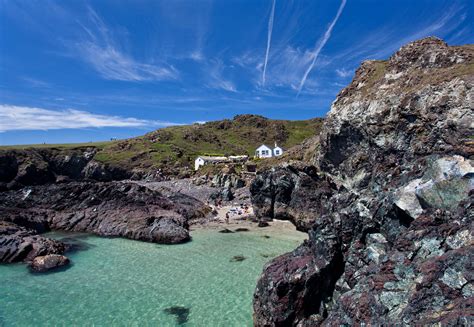 top  cornish coves    cornwall guide