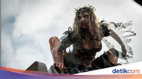 Wajah Cantik Di Balik Ratu Zombie Seram Di Film Army Of The Dead